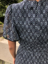 Load image into Gallery viewer, Lily Medallion Jacquard