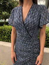 Load image into Gallery viewer, Lily Medallion Jacquard