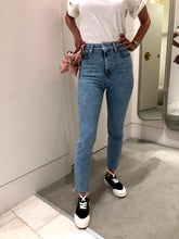 Load image into Gallery viewer, Ultra High Rise Cindy w/ Raw Hem